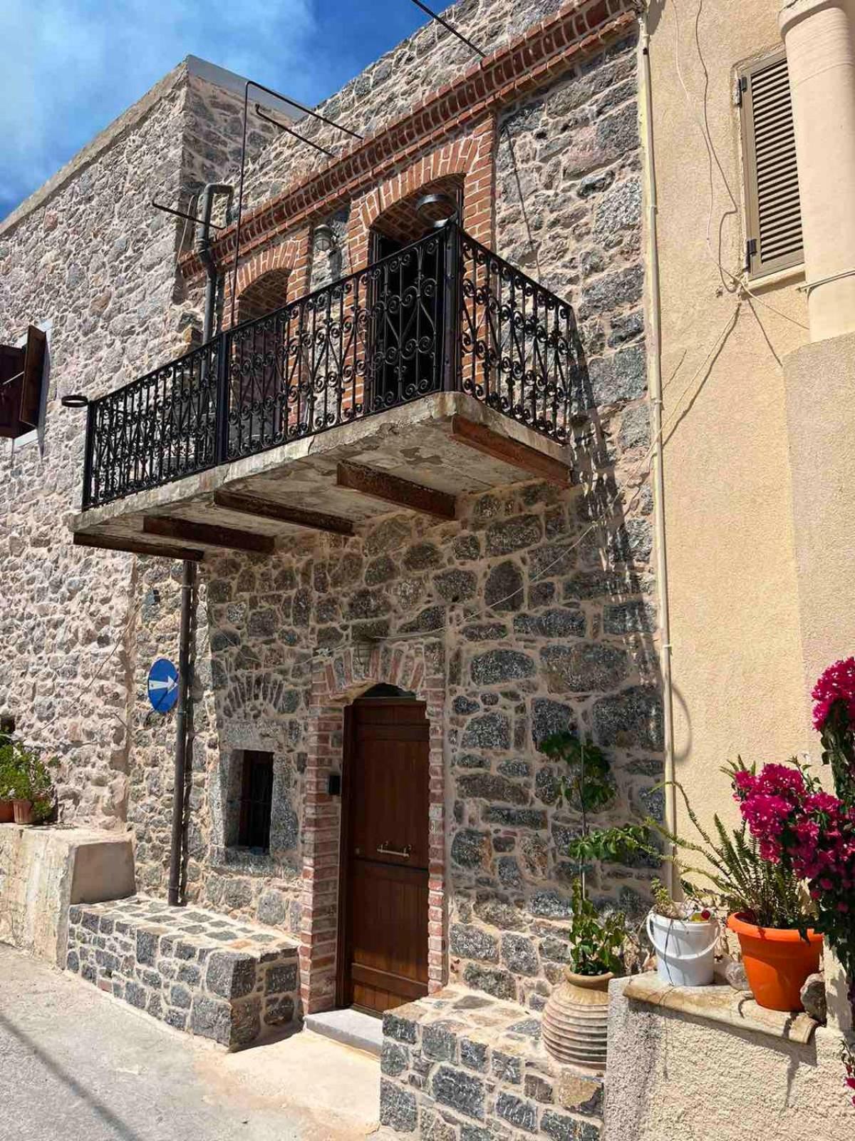 Apartment Vlychos *